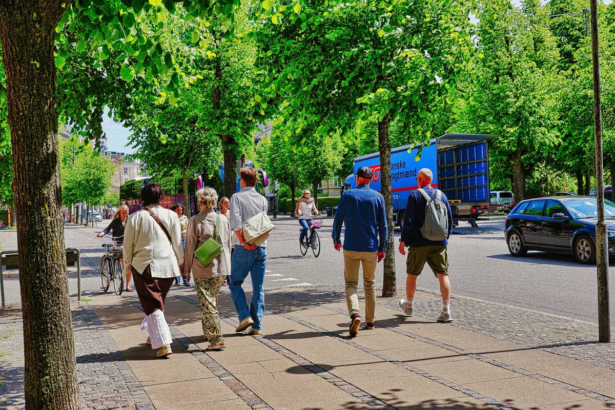 Walkable Neighborhoods: 7 Proven Reasons Why Urban Travelers Choose Them Over Hotels